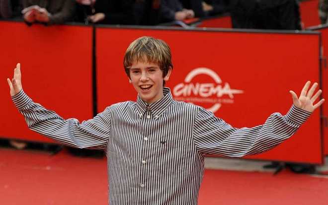 Takhle se za 15 let změnil představitel Karlíka z filmu Karlík a továrna na čokoládu. Dnes se nezalekne ani role autisty Takhle se za 15 let změnil představitel Karlíka z filmu Karlík a továrna na čokoládu. Dnes se nezalekne ani role autisty