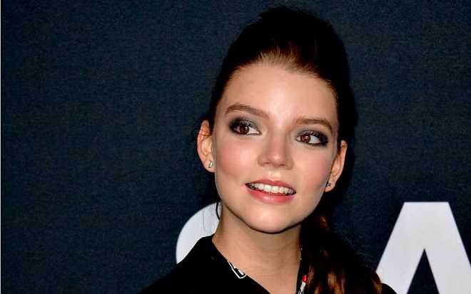 Dámský gambit – seriálová novinka překvapila diváky. Herečka Anya Taylor-Joy udělá i z šachů napínavou hru Dámský gambit – seriálová novinka překvapila diváky. Herečka Anya Taylor-Joy udělá i z šachů napínavou hru
