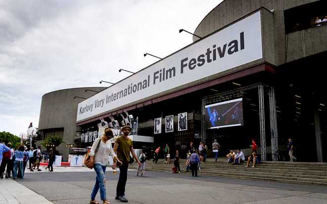 Bartoška ruší i náhradní „půltý“ ročník KVIFF Bartoška ruší i náhradní „půltý“ ročník KVIFF