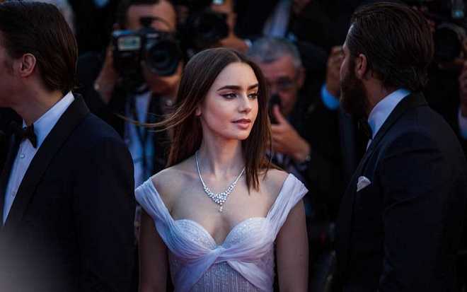 Emily v Paříži: Nový seriál Netflixu o mládí, módě a lásce pokračuje ve vyobrazení svobodomyslnosti žen dnešní doby Emily v Paříži: Nový seriál Netflixu o mládí, módě a lásce pokračuje ve vyobrazení svobodomyslnosti žen dnešní doby