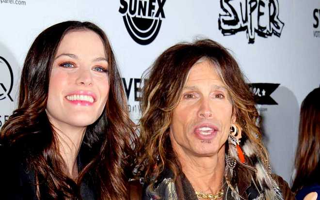 Covid-19 se nevyhýbá ani krásným elfkám, na vlastní kůži už to zažila Liv Tyler Covid-19 se nevyhýbá ani krásným elfkám, na vlastní kůži už to zažila Liv Tyler
