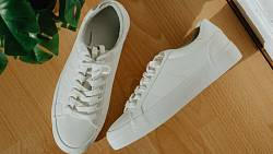 Filmová čistota – proč jsou bílé dámské tenisky nejdůležitějším kouskem sezóny